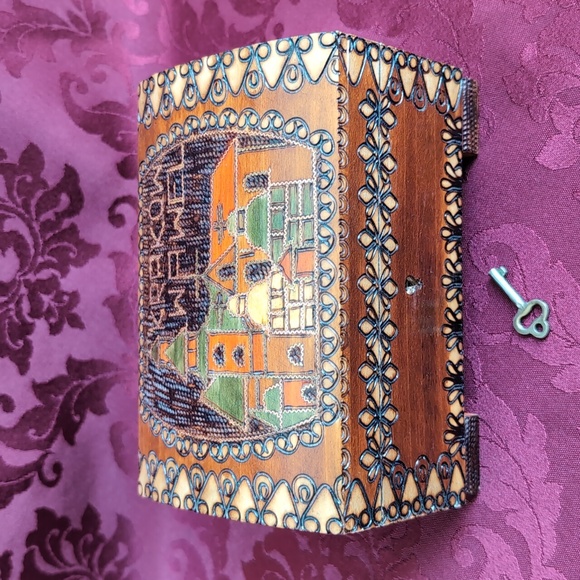 Krakow Wawel Wooden Polish Box with Lock and Key - Picture 3 of 14